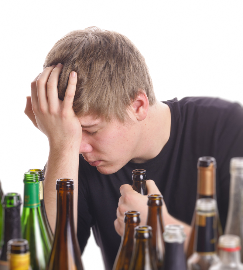 Adolescenți căzuți în patima băuturii! Cum își pot distruge viața tinerii - fotofondalcooltineri3-1460134657.jpg