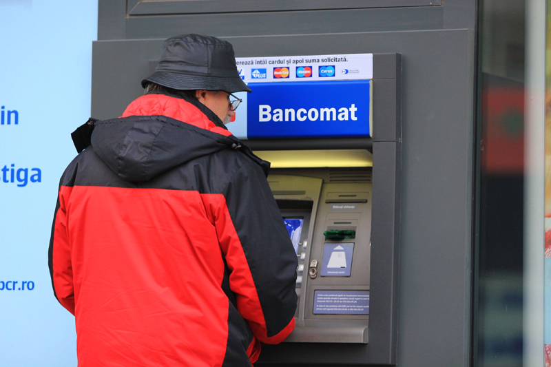 Comisioanele la vedere. Băncile își pregătesc bancomatele - fotofondbancomat-1423066729.jpg