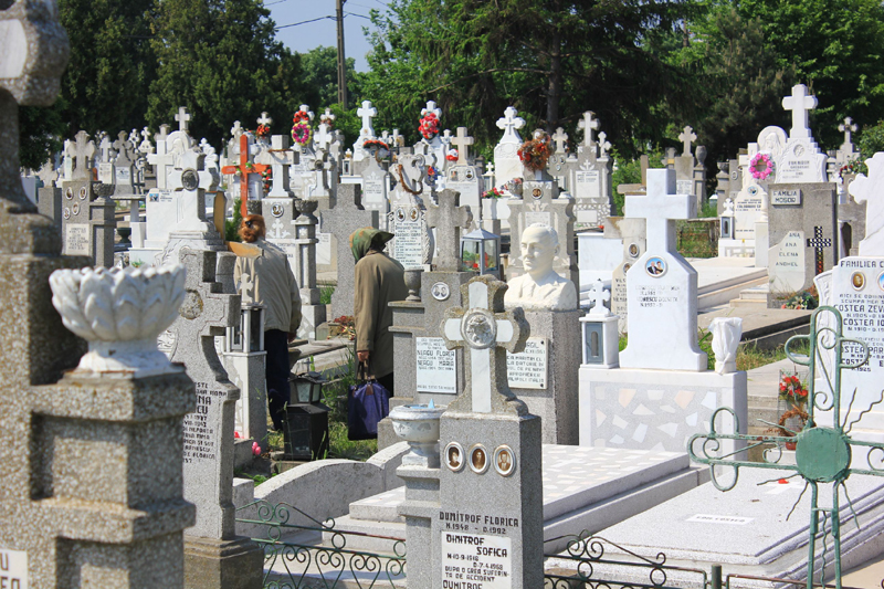 Criza locurilor de veci în Constanța. Cimitirele sunt arhipline, speculanții fac averi! - fotofondcimitir3-1431859972.jpg