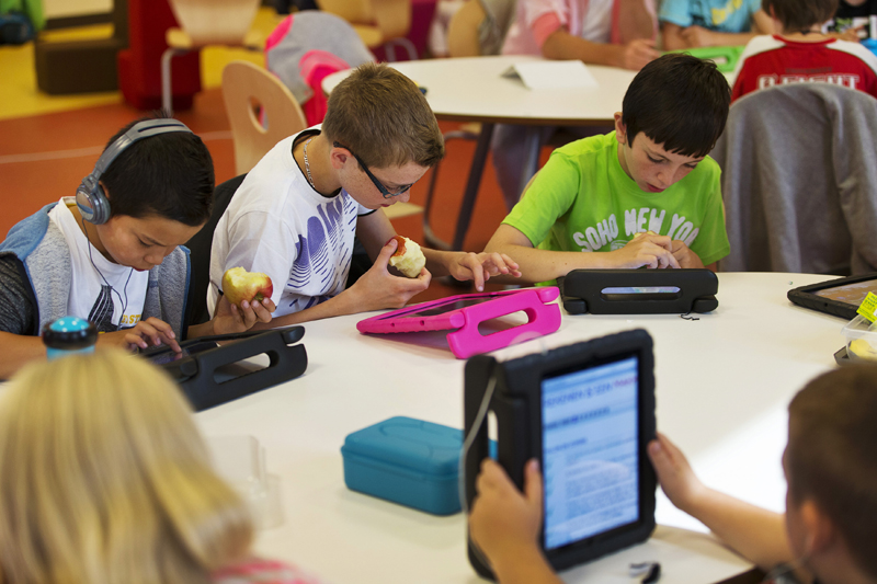 Proiect SF sau șanse reale? Școlile  din Constanța vor avea table inteligente  și elevii vor învăța de pe tablete - fotofondscolitablete2-1547828199.jpg