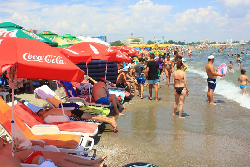 Turism sau bătaie de joc? Plajele din Mamaia, ocupate de șezlonguri - fotofondsezlonguri4-1561154304.jpg