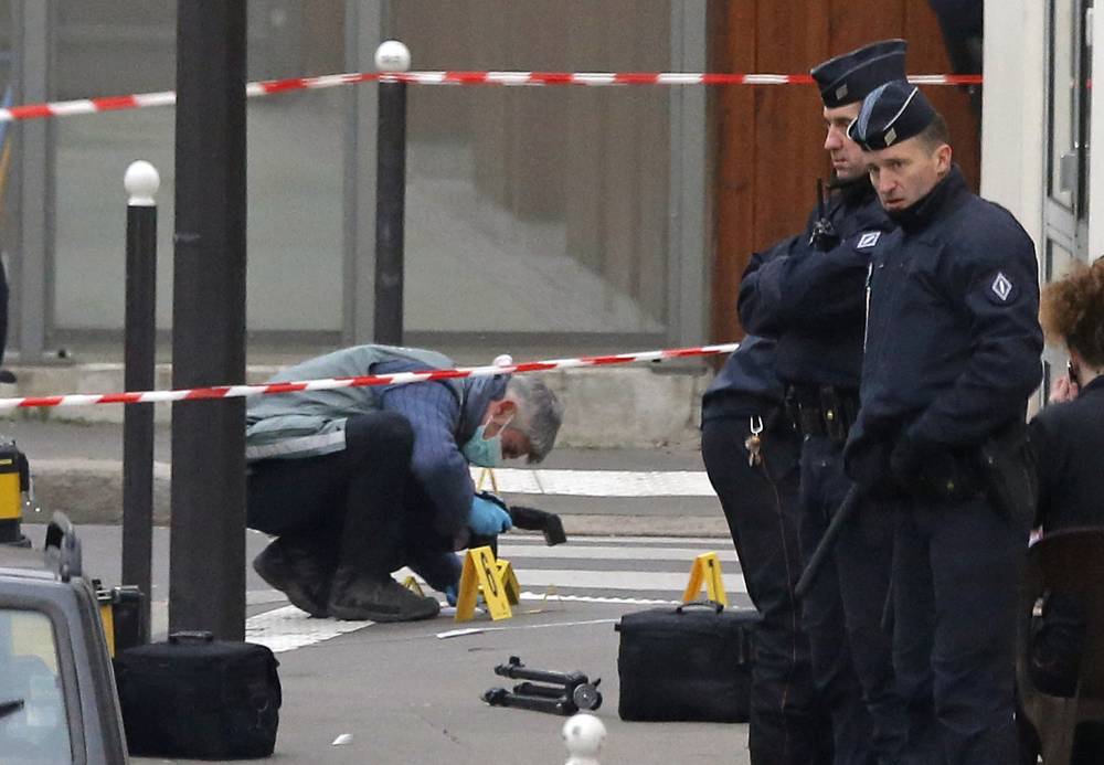 GEST ȘOCANT: Un polițist și-a ieșit din minți și a ucis trei oameni - francenewspaperattabing-1511127303.jpg