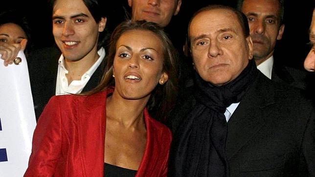 Berlusconi nu a divorțat oficial, dar s-a logodit - francescapascale644x362-1355815861.jpg