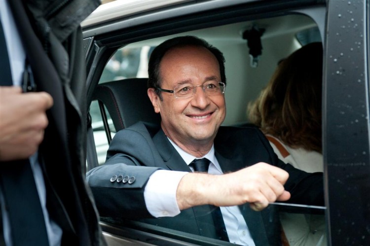 Francois Hollande preia președinția Franței pe 15 mai - francoishollande-1336401731.jpg