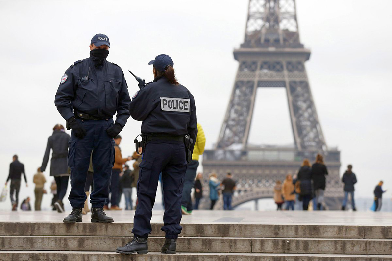 Franța își plânge morții din atacurile teroriste. Ce măsuri a anunțat premierul - frantaisiplangemortii-1479130216.jpg