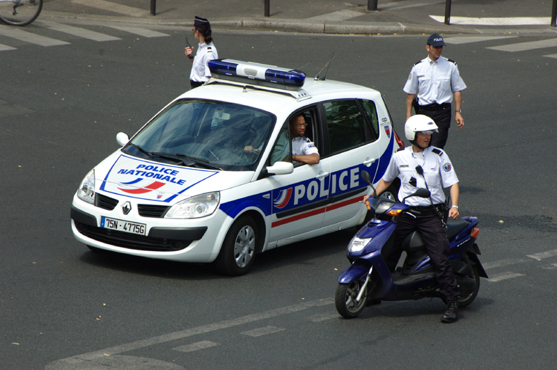 Franța: Polițiștii au dejucat planul ce viza atacuri împotriva unor politicieni - frantazecetineri-1508323208.jpg
