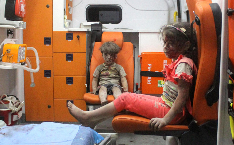 Fratele băiețelului din Siria, fotografiat într-o ambulanță,  a murit din cauza rănilor - fratelebaietelambulanta-1471783252.jpg