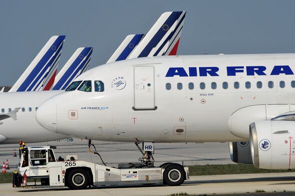 Franţa: 100 de ameninţări cu bombă în aeroporturi de la 18 octombrie - frenchairportshavebeenevacuated5-1698754868.jpg