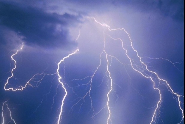 ATENȚIE! Furtuni cu fulgere izolate, duminică, la Constanța - fulger-1532246543.jpg