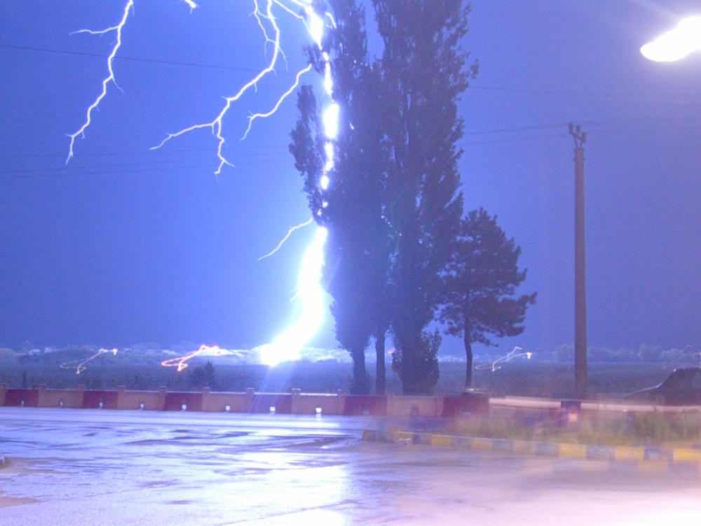 Fenomen neobișnuit. Ploaie torențială cu tunete și fulgere, la Constanța - fulger1-1390323136.jpg