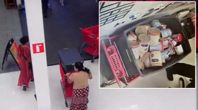 Trei românce au fost surprinse în timp ce furau din unul dintre cele mai mari lanțuri de supermarketuri din SUA - furi-1668704950.jpg