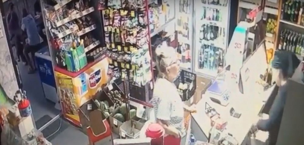 A furat deodorant și șampon din supermarket și acum are dosar penal - furt-1537168172.jpg