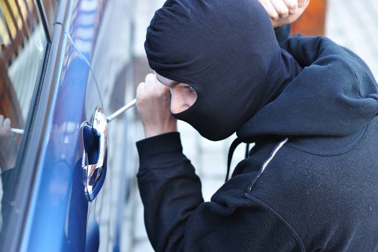 Cum pot fi prevenite furturile din mașini - furt1366711522-1373970580.jpg