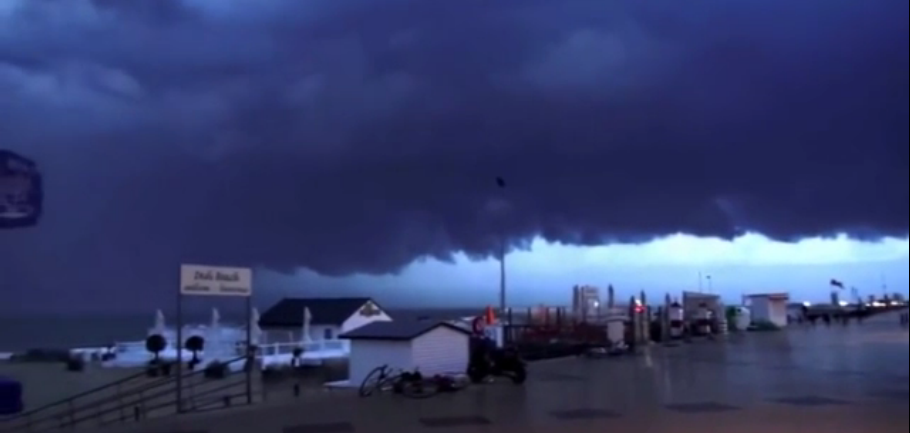 VIDEO. Furtună de proporții, filmată pe litoralul belgian - furtina-1375874283.jpg