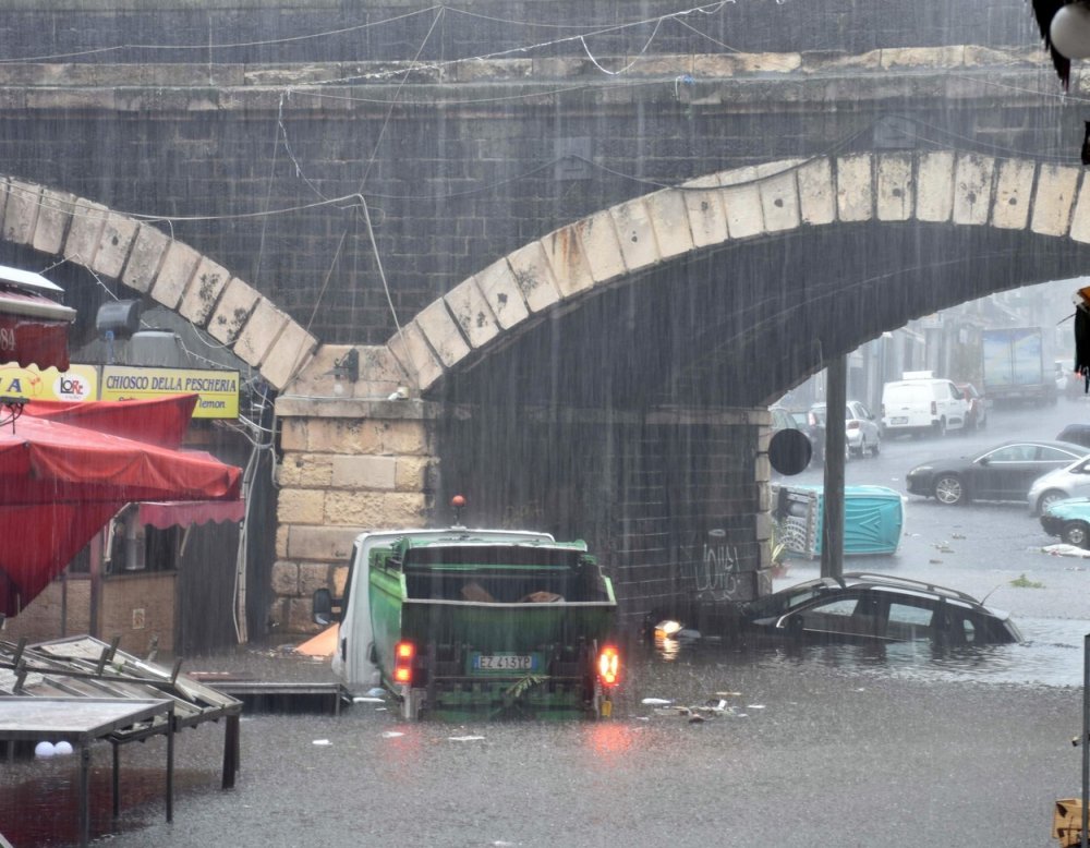 O furtună ciclonică a transformat piețele dintr-un oraș din sudul Italiei în lacuri - furtuna-1635265813.jpg