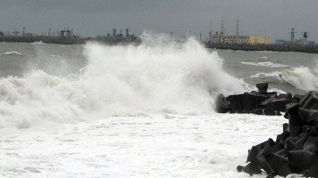 Furtună puternică în Constanța. Porturile maritime au fost închise - furtuna-1641913519.jpg