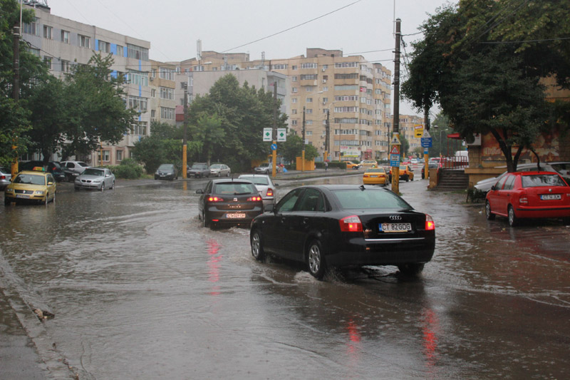 Cod galben de furtună la Constanța. Ploaie și maxime de 27 de grade pe litoral - furtuna1-1375196521.jpg