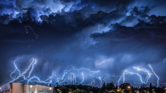 Alertă METEO: COD PORTOCALIU de vreme severă în România. Când începe URGIA - furtunaputernicafacaeni2017-1525509478.jpg