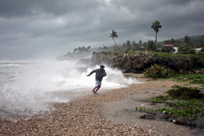 Furtuna tropicală Isaac devastează Haiti și Florida - furtunatropicala-1345992237.jpg