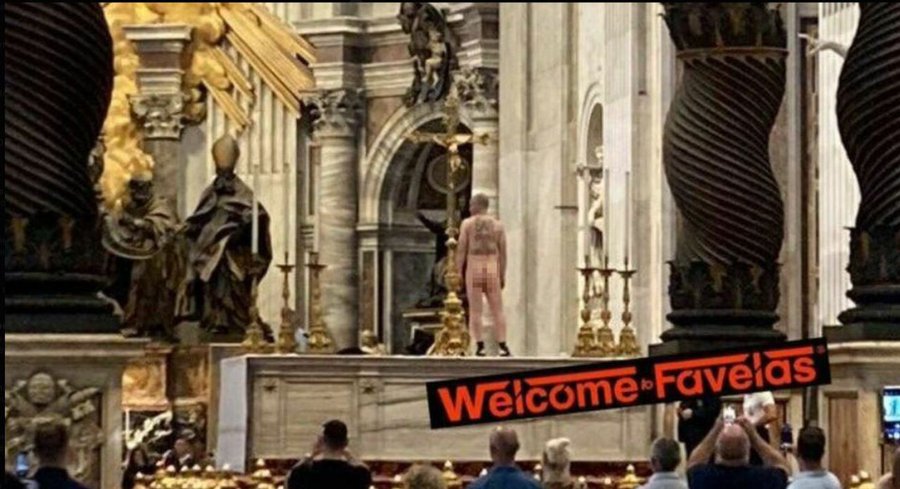 Caz incredibil la Vatican! Un bărbat s-a dezbrăcat în Bazilica Sf. Petru și s-a urcat gol pușcă pe altarul principal - fxmandcwaaetq2c-1685710019.jpg