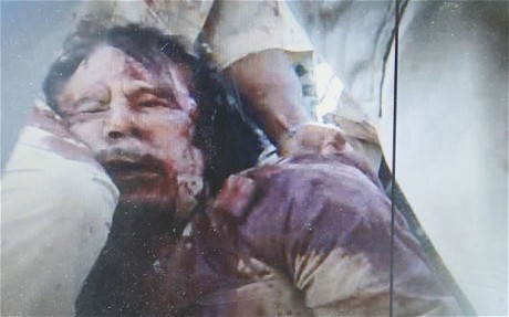 Gaddafi a încercat să se salveze oferind aur și bani combatanților - gaddafiamuritlinsatsauinurmaunui-1319365549.jpg