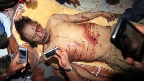 Noi imagini șocante cu Gaddafi, bătut de rebeli / VIDEO - gaddaficadavru525989000-1319275420.jpg