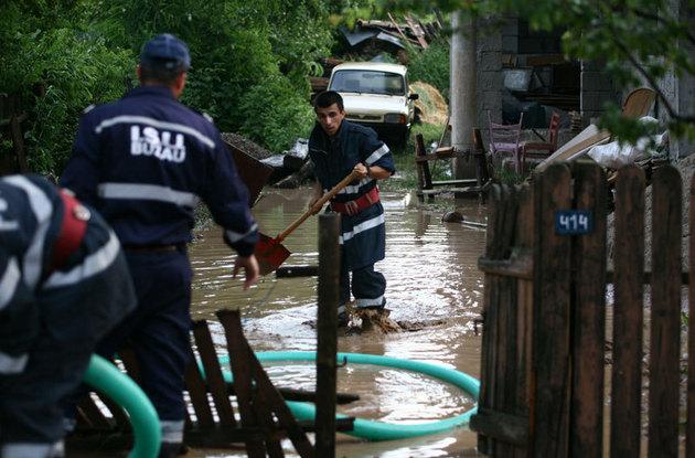 Furtună devastatoare! Patru morți, 17 localități inundate - galatisutedegospodariiaufostinun-1378966751.jpg