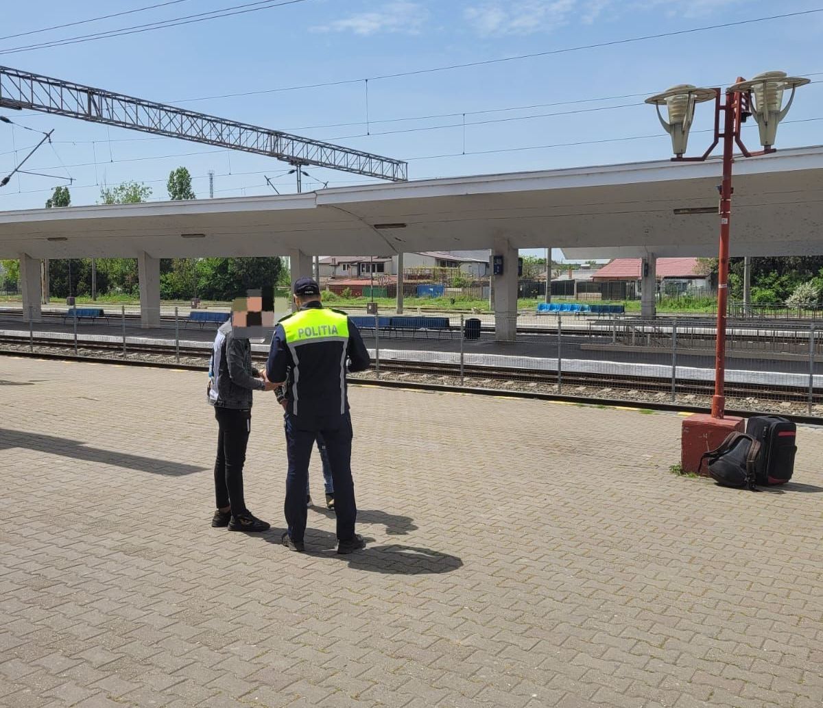 Activități preventive în Gara Constanța. Polițiștii au împărțit pliante cu mesajul: “Selfie-ul pe tren ia vieți, nu like-uri!” - gara-3-1684245614.jpg