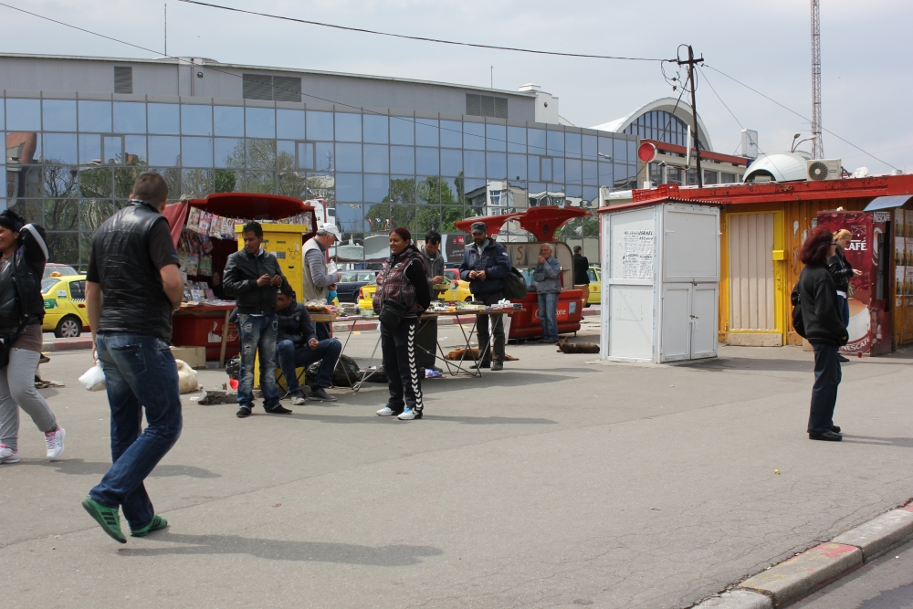 PERCHEZIȚII / Mii de cartoane de țigări, mașini și arme confiscate de la contrabandiștii din Constanța - garastatie43vanzatoritigarismena-1346751858.jpg