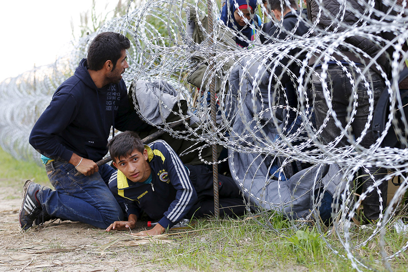 Ungaria ridică al doilea gard la granița cu Serbia, pentru a opri refugiații - gardrefugiati-1472477303.jpg
