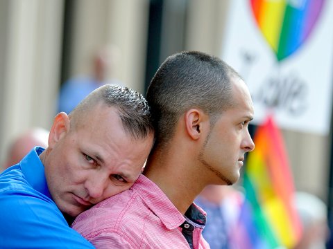 Decizie CCR privind căsătoriile între homosexuali, în România - gaymenprotest-1474353401.jpg