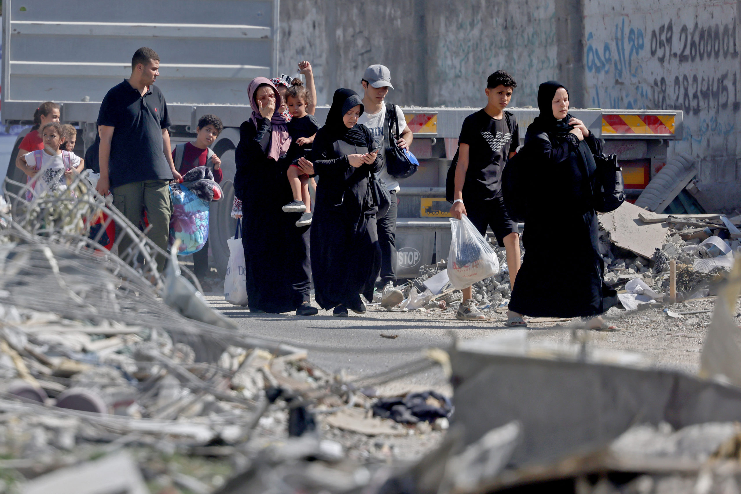 Românii din Fâșia Gaza cer cu disperare ajutorul autorităților pentru a reveni în țară: “E dezastru” - gazaoameniscaled-1697210646.jpg