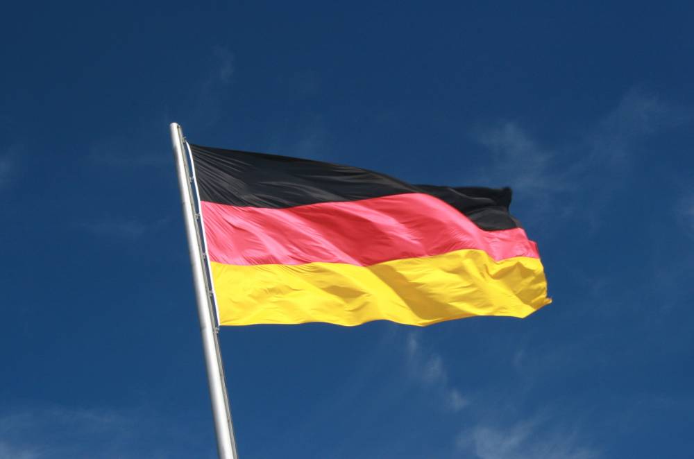 E haos în Germania! Ce se întâmplă, în această perioadă - germanflagflyingaganistabluesky-1435820260.jpg