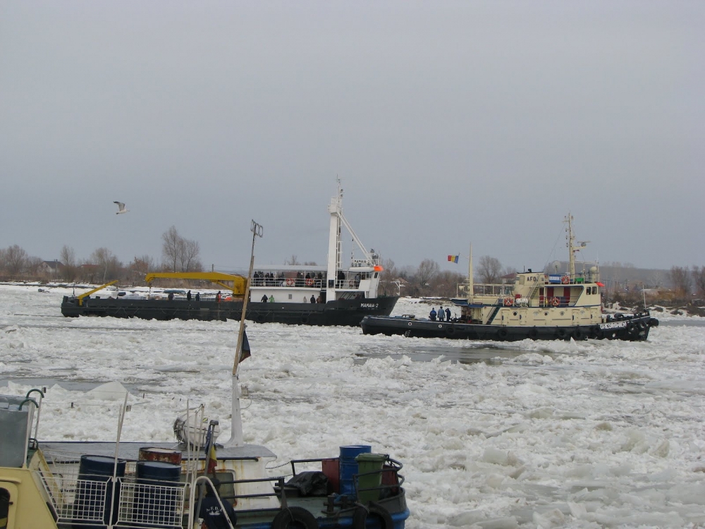 Gheața de pe Dunăre a avariat mai multe barje și nave - gheata-1330328631.jpg