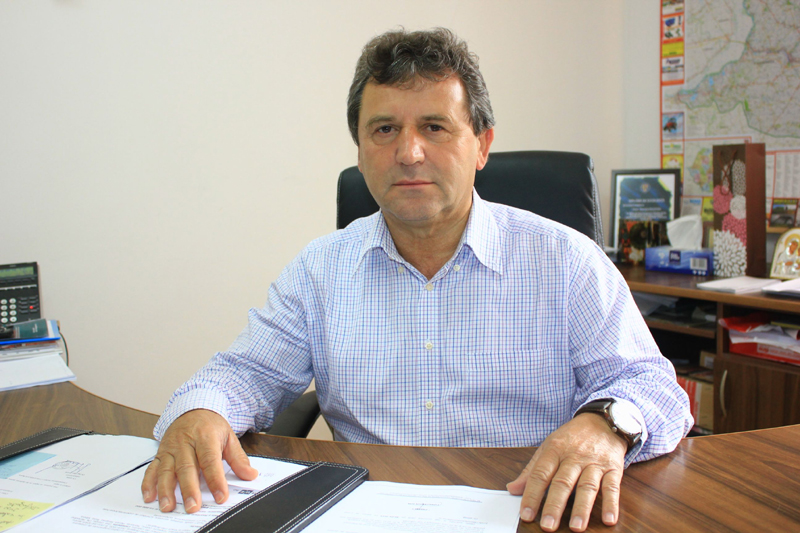 Primarul Gheorghe Moldovan vrea să schimbe fața comunei Albești cu bani europeni - gheorghemoldovanammaimulteproiec-1430653608.jpg