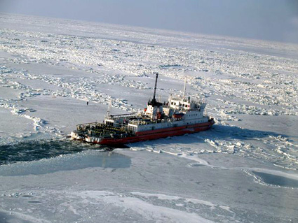 Ghețurile pun la grea încercare navigația din Marea Azov - gheturilepunlaincercare-1387731669.jpg