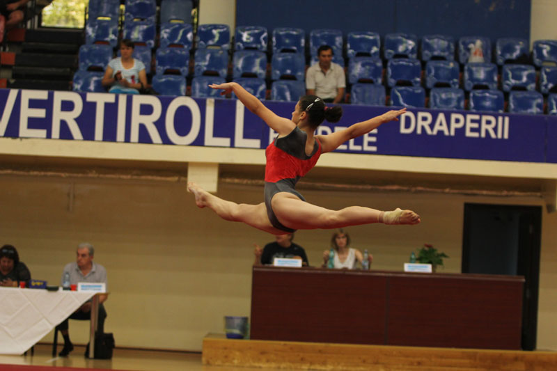 Gimnasta Teea Milea va concura pentru CS Farul la Naționale - gimnastica18-1352929912.jpg