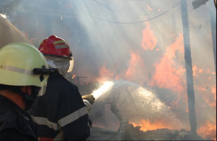Incendiul izbucnit la groapa de gunoi Glina din Capitală a fost stins. Flăcările au afectat o suprafață de 6.000 mp - glina-1480772031.jpg