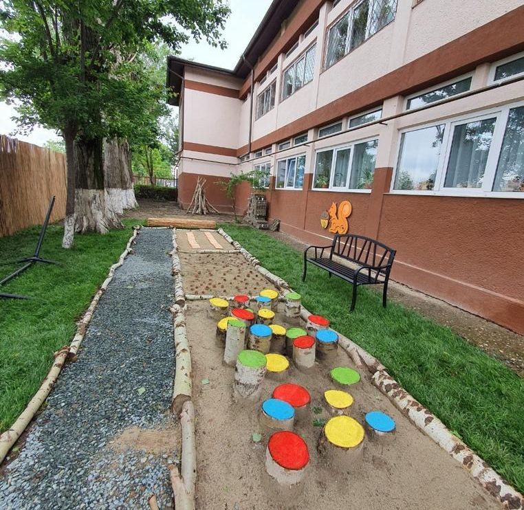 Grădină senzorială, la Centrul Şcolar pentru Educaţie Incluzivă “Maria Montessori” din Constanţa - gradina-1622733548.jpg