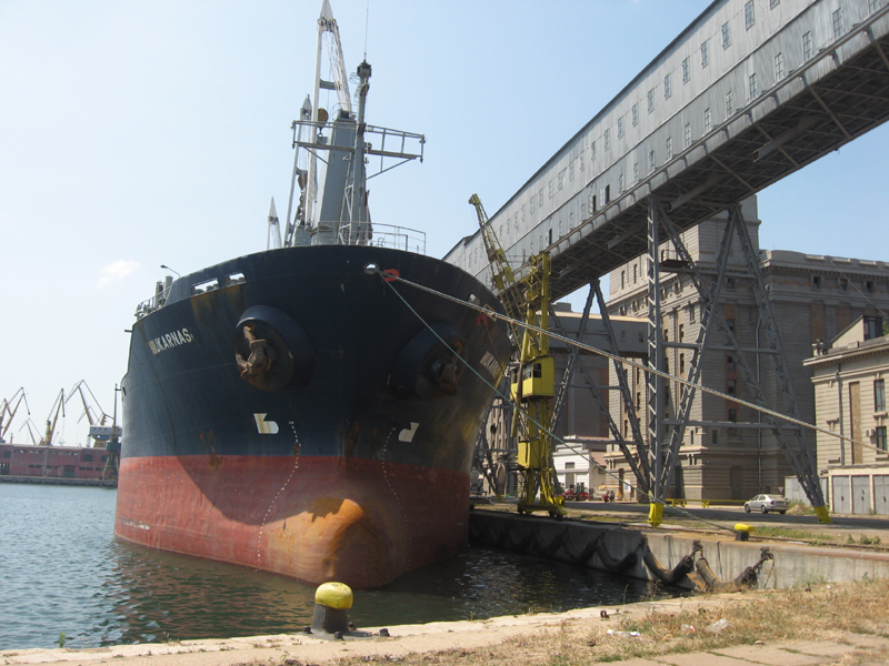 Grânele și petrolul au relansat porturile românești în 2015 - granele-1445879081.jpg