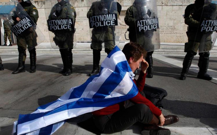 Bomba cu ceas din Grecia: Avertismentul grecilor pentru Angela Merkel - greekantiausterity28618800-1427112194.jpg