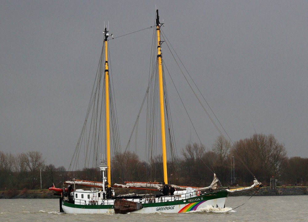 Greenpeace a blocat accesul pe mare într-o rafinărie din portul Rotterdam - greenpeaceablocataccesulpemare-1633867265.jpg