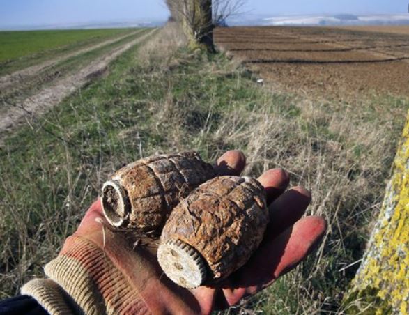 Doi agricultori au făcut o descoperire șocantă, în timp ce lucrau pământul - grenade-1683133054.jpg