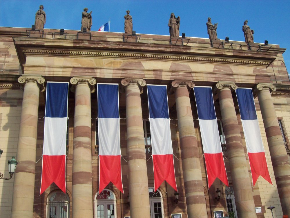 Guvernul francez dorește să reducă numărul parlamentarilor cu un sfert - guvernul-1567087947.jpg