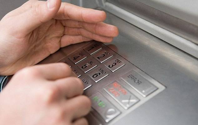 Cum golea conturile clienților  angajata unei bănci din Cernavodă - h-1361400543.jpg
