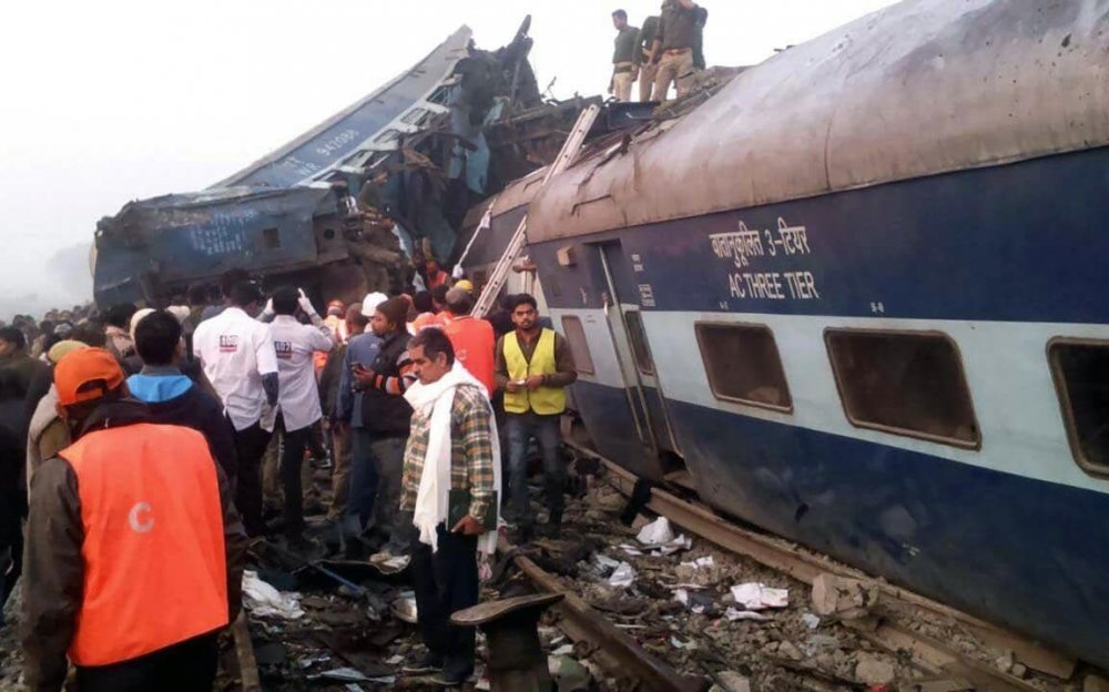 Zeci de morți și răniți după ce un tren a intrat în plină viteză într-o mulțime de oameni - h2exhwnze6zacxjq8b47gddbbbu2mw3x-1540016966.jpg