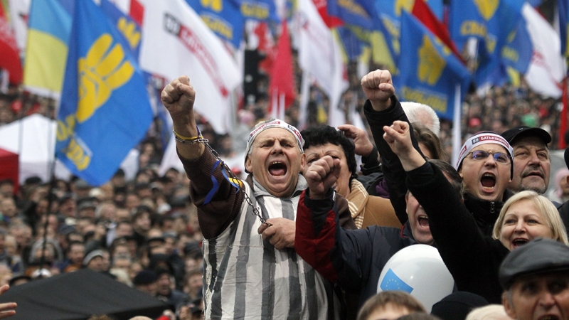 Mii de manifestanți cer președintelui Poroșenko introducerea legii marțiale în Est - h51116850384456932000-1404051315.jpg