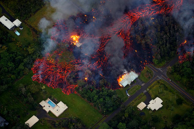 VIDEO / Un bărbat din Hawaii a filmat cum vulcanul Kilauea erupe în spatele locuinței sale - h54313201-1525934766.jpg