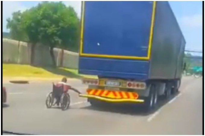 Imagini surprinse pe autostradă: un bărbat în scaun cu rotile s-a prins de un TIR - h55044475e1552297235104-1552390966.jpg