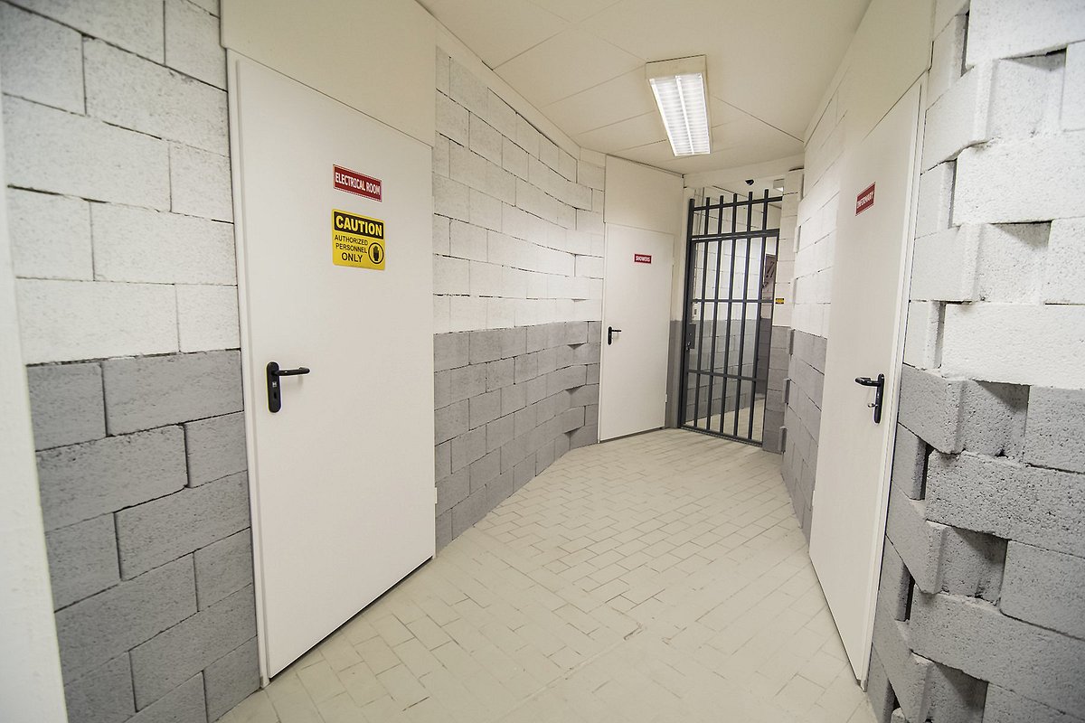 Aproape jumătate dintre deţinuţii din închisorile supraaglomerate din Slovenia sunt traficanţi de persoane - hallway-1709113784.jpg